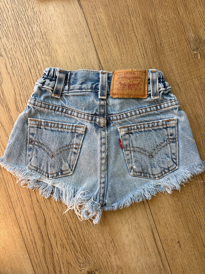 Fray hem vintage Levi jean shorts